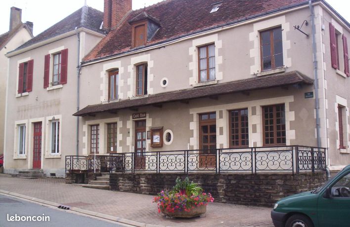 GRAND BATIMENT (ancien Hotel restaurant) dans bourg centre-France