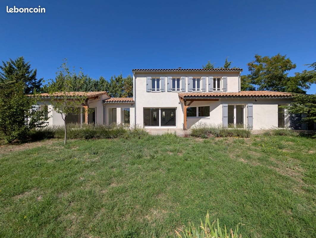 Maison 5 pièces 159 m² · à Cucuron · 159 m² · 699 000 €