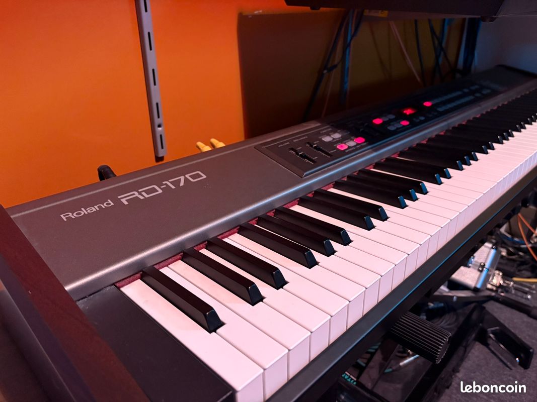 Piano numérique Roland RD-170 88 touches + pédale de sustain (image 1)