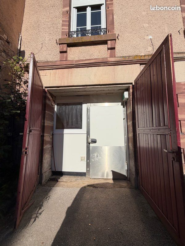 Garage individuel, fermé, 20 m² calme et sécurisé · à Luxeuil-les-Bains · 21 000 €