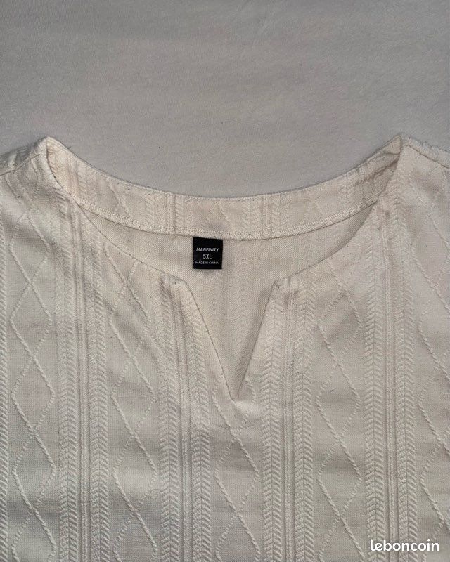 T-shirt texturé épais à col en V - Couleur beige – Manfinity (image 2)