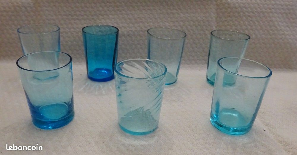 Ensemble de verres à liqueur en verre bleu (image 1)