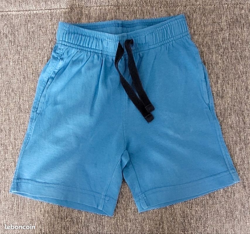 Short enfant coupe classique bleu en coton mélangé