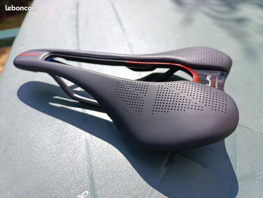 Selle Italia SLR Boost KC Manganese Superflow – Selle Vélo Route Confortable Avec Gel Et Trou Superflow, Taille L3, Noir/rouge