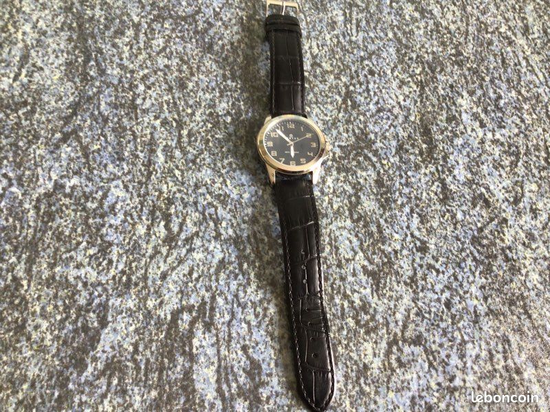 Montre Certus 610748 Quartz en fonctionnement Boîtier acier rond 38 mm Épaisseur 11 mm Cadran noir 3 aiguilles Verre plexus Bracelet cuir veau façon crocodile Doublure croûte de cuir Étanchéité 50 m (image 4)