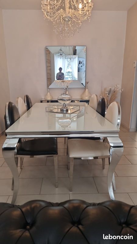Table à manger avec 6 chaises (image 1)