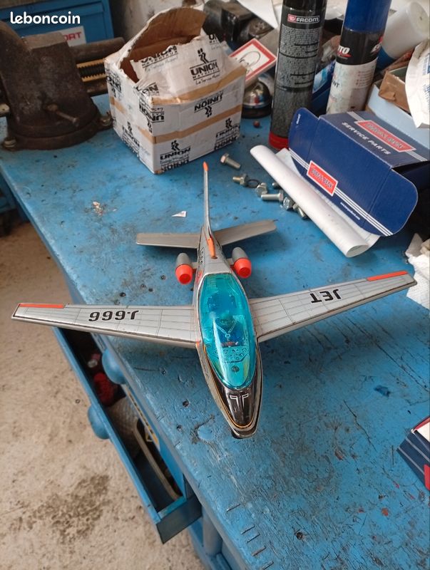 Avion jet joustra (image 1)