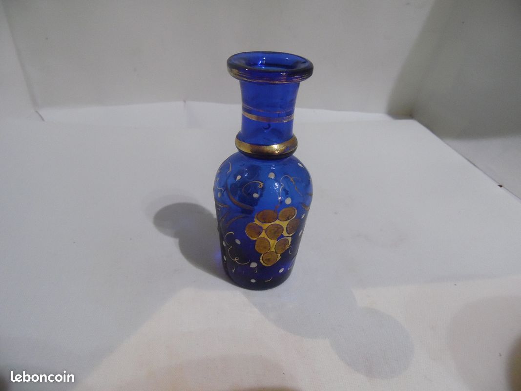 Flacon de parfum ancien en verre soufflé épais (image 2)