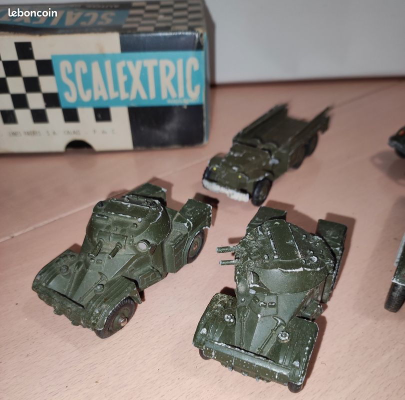 Lot De Véhicules Militaires Dinky Toys – Miniatures Collection – Occasion