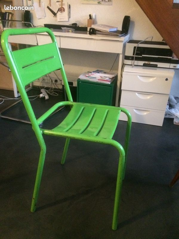 Chaise verte en métal (image 1)