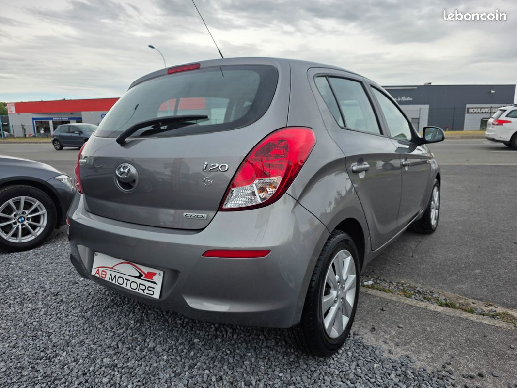 Hyundai i20 1.1 crdi 75 cv .du 08/2013 avec 137 000 kms .1er Main + Carnet (image 5)