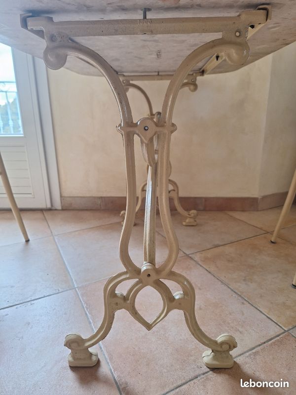 Table de cuisine beige en marbre et fonte et ses deux chaises assorties (image 2)