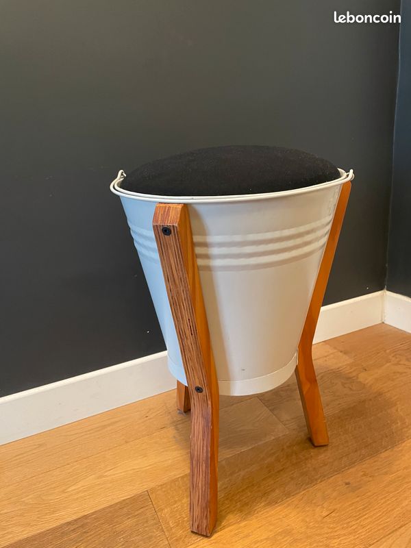 Tabouret trois pieds (image 1)