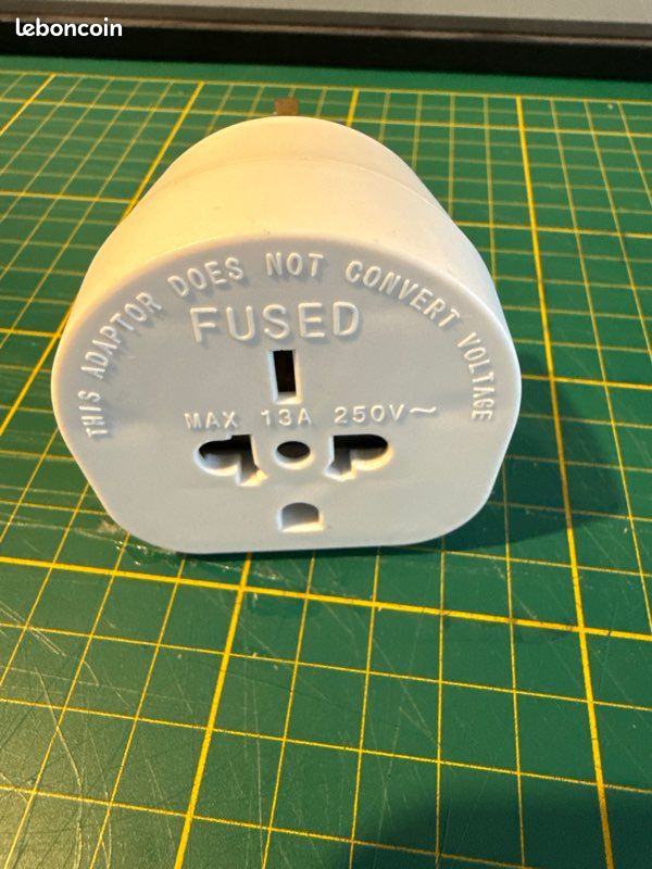 Adaptateur de voyage universel vers prise UK – Type G (image 2)
