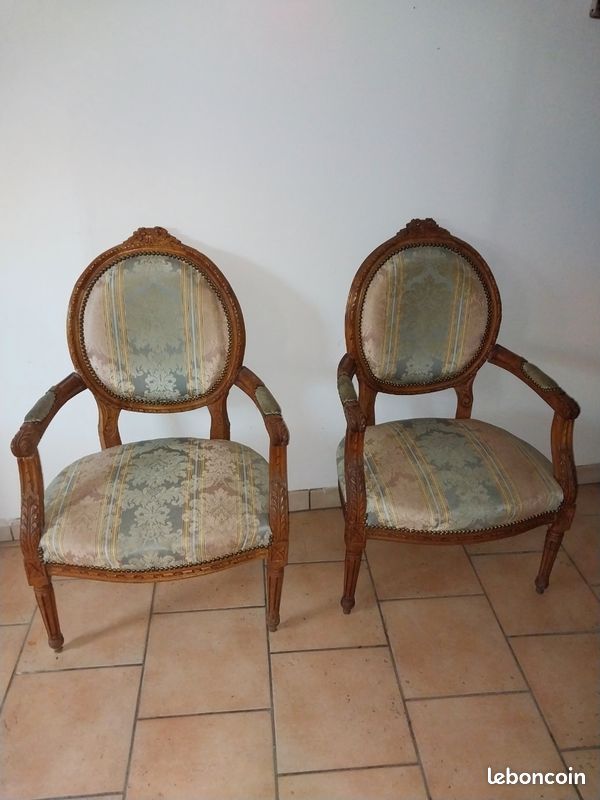 Paire de fauteuils cabriolets dossier médaillon louis XVI (image 1)