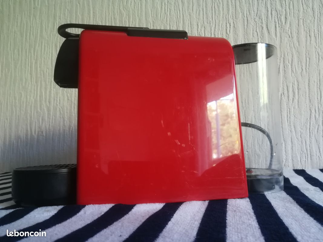MACHINE À CAFÉ CAFETIÈRE A CAPSULES NESPRESSO MAGIMIX ESSENZA MINI RUBY RED COMPACTE BON ÉTAT (Envoi possible) (image 2)