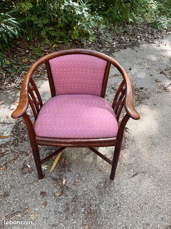 Chaise ancienne en bois et en tissu (image 1)