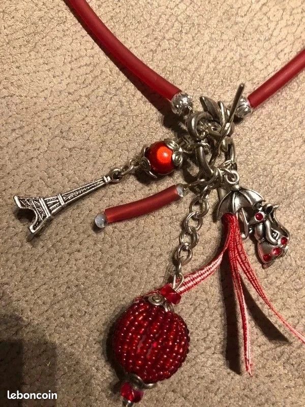 Collier caoutchouc rouge (image 2)