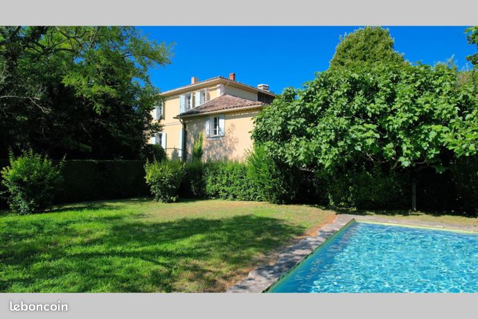 Maison 17 pièces 700 m²