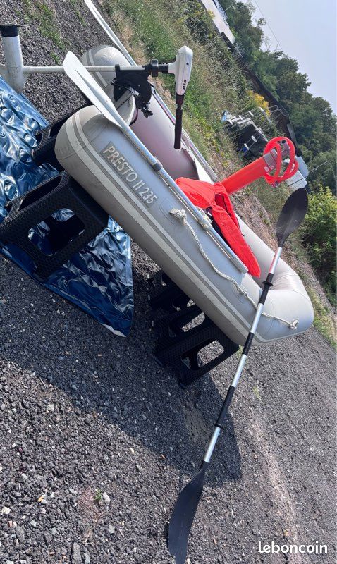 Bateau à moteur (image 1)