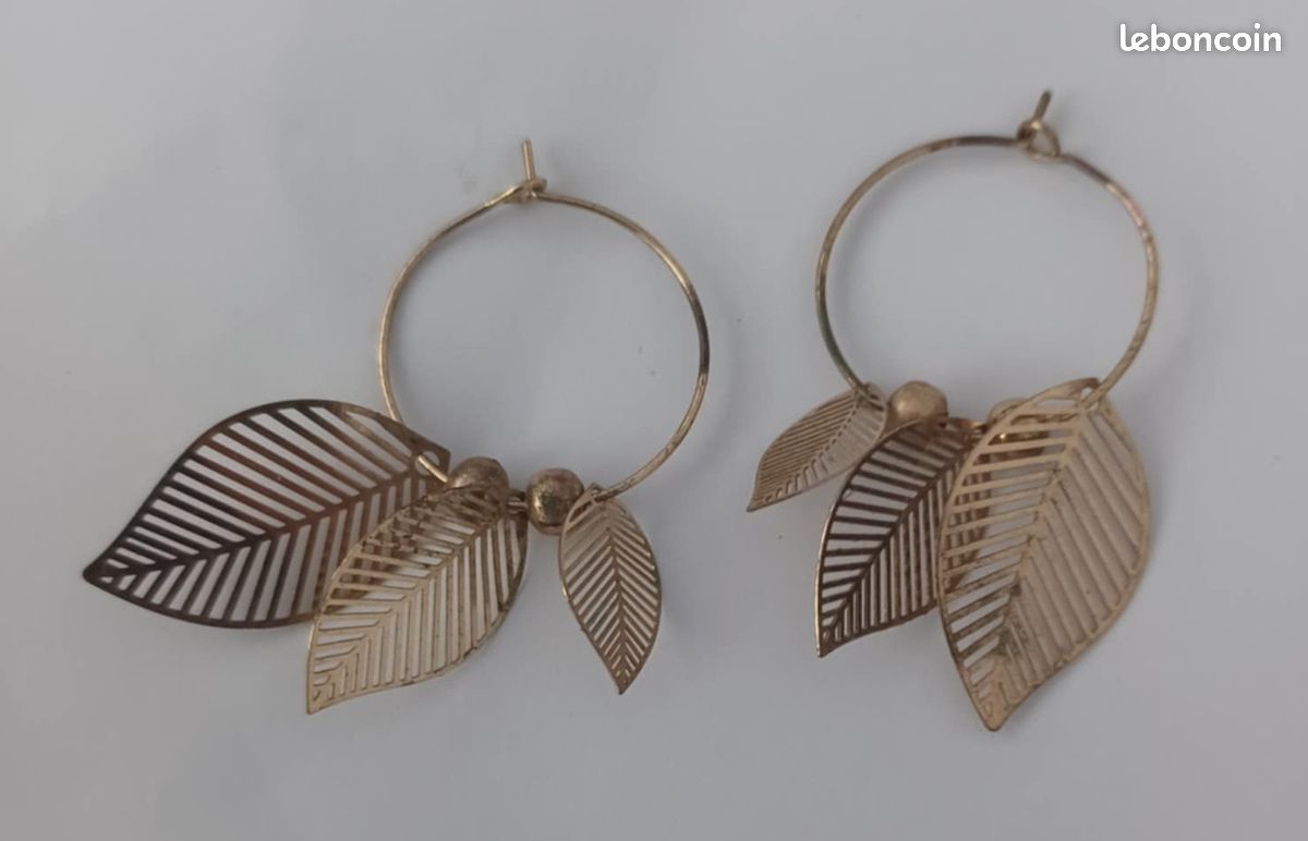 Boucles d’oreilles dorées avec pendentifs feuilles (image 2)