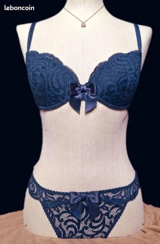 💙 Etam - Ensemble de lingerie dentelle chic bleu marine avec noeuds en satin Soutien gorge 85C / culotte 36/38 Neufs (image 2)
