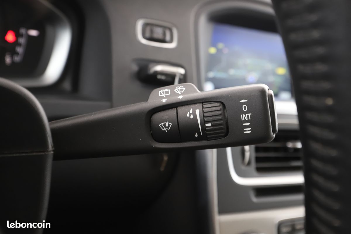 Volvo V60 2.0 D4 Momentum Geartronic 8 190 ch (image 17)