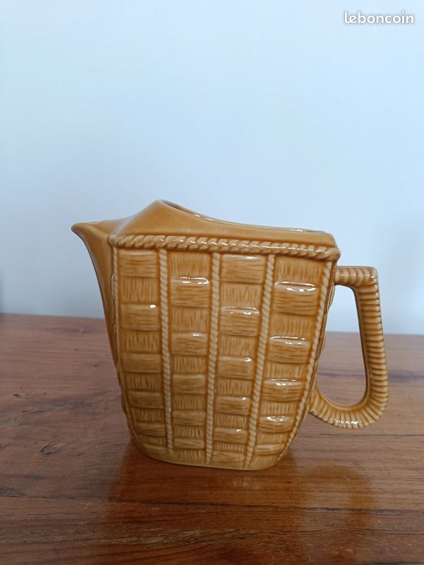 Pichet Vintage en Céramique Barbotine – Effet Panier (image 1)