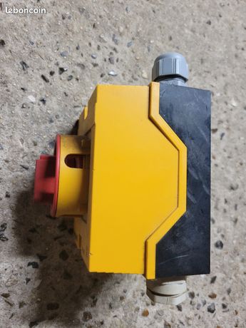 Interrupteur De Proximité Legrand 3P 25A - Boîtier étanche IP65 Jaune, Référence 022600