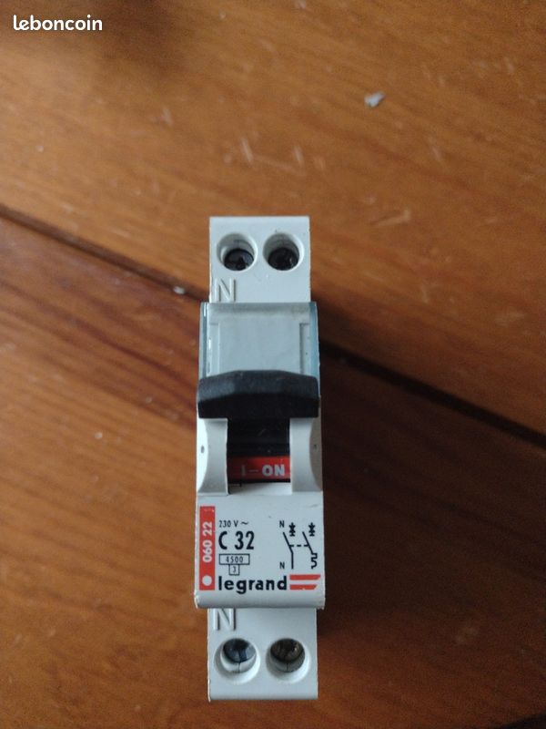 Disjoncteur C32 LEGRAND (image 1)