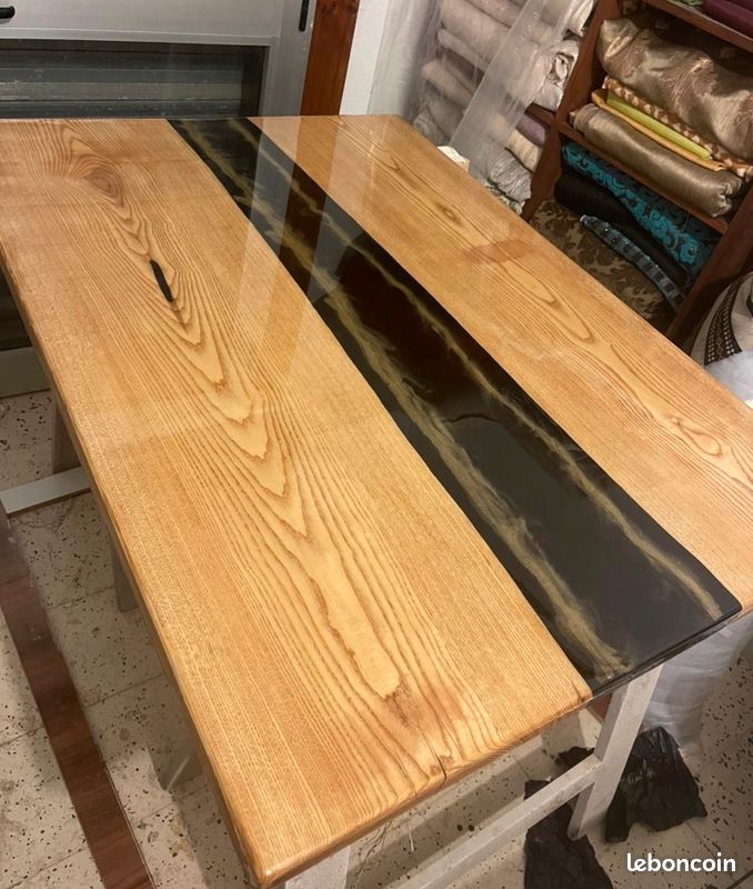 Table à manger en résine & bois d’olivier (image 1)