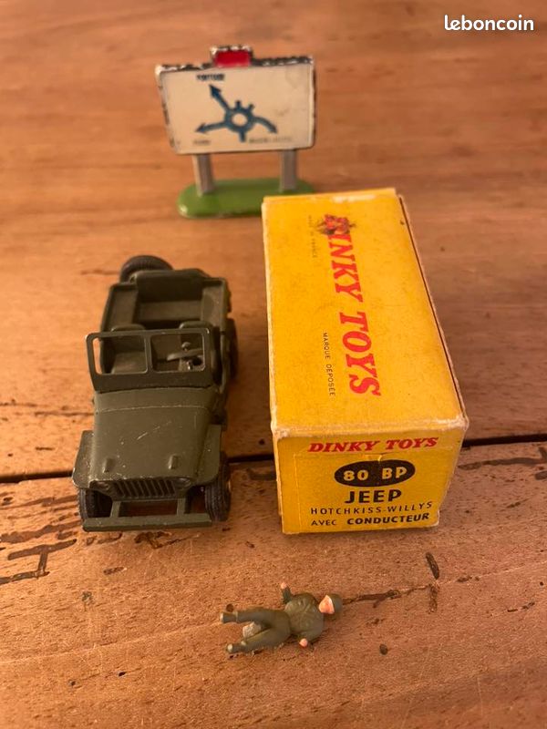 A Dinky Toys Military Vehicles (I) gift set, 699, including a Austin