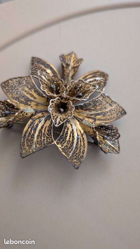 Broche vintage en filigrane doré – Motif floral en relief (image 2)