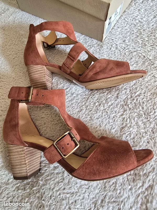 Chaussures à Talons CLARKS - Taille UK 3.5 (pointure Femme) - Occasion