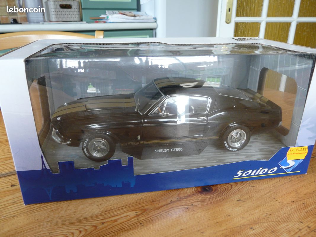Voiture Ford Mustang GT500 noire et dorée 1967 neuve en boîte (image 5)