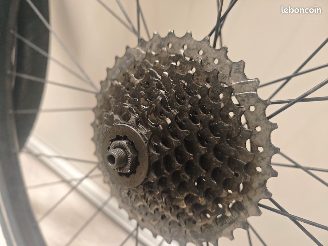 Roue Shimano 28 avec cassette 10 vitesses (image 2)