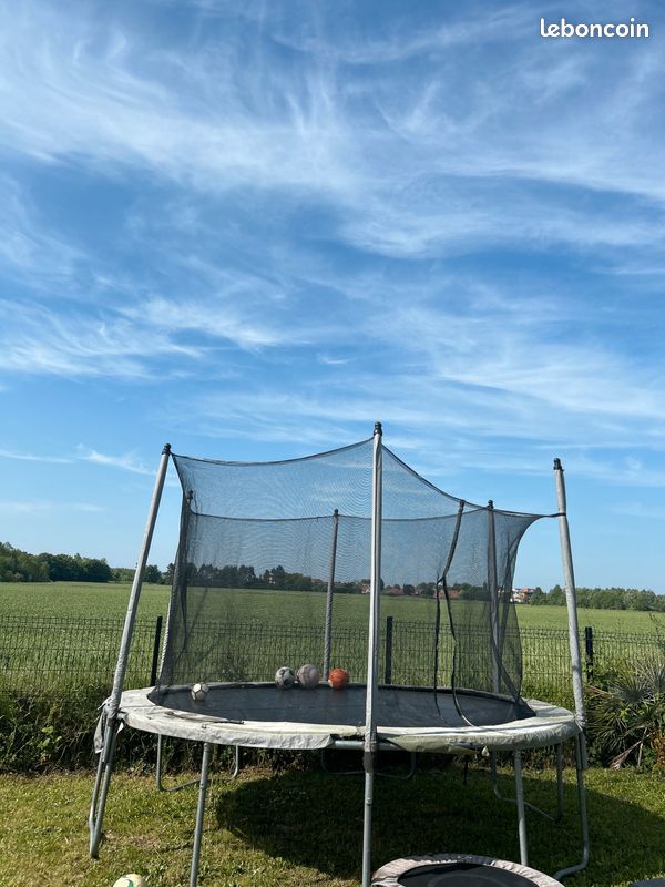 Trampoline (image 1)