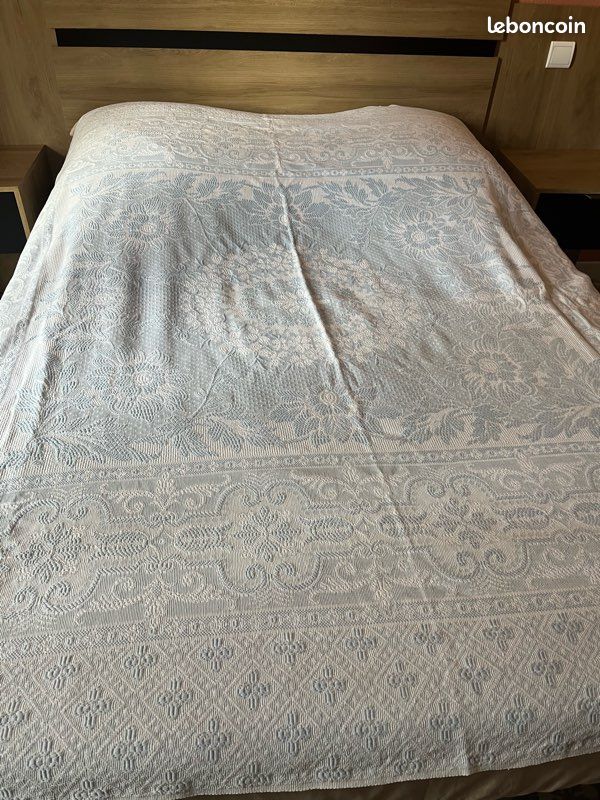 COUVRE-LIT ANCIEN EN BROCADE DE VISCOSE.BELLE CHUTE ET