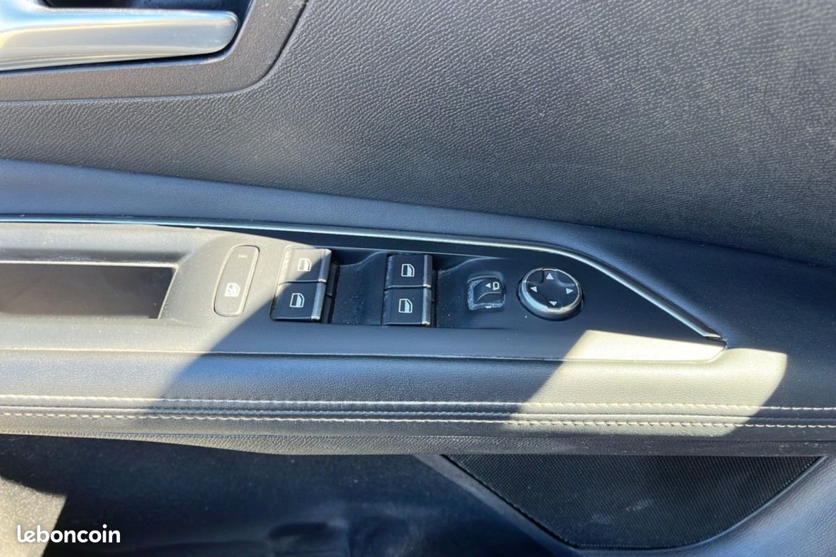 Peugeot 3008 HYBRID4 300 GT (image 12)