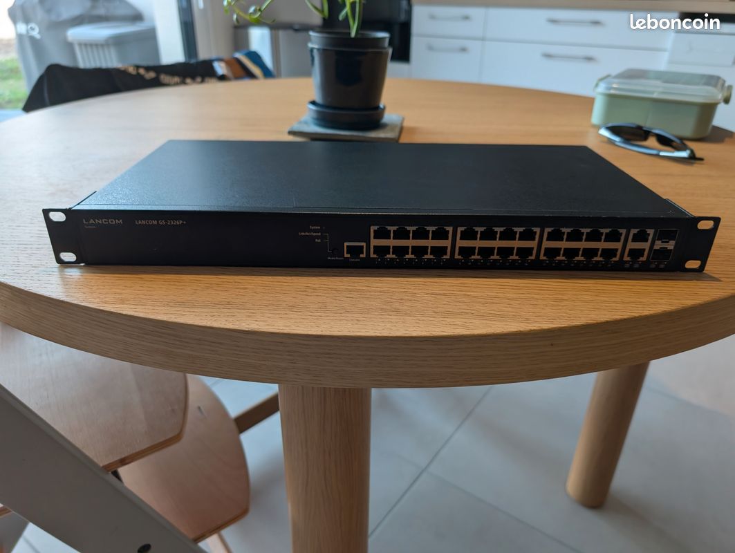 Switch LANCOM GS-2326P+ (image 1)