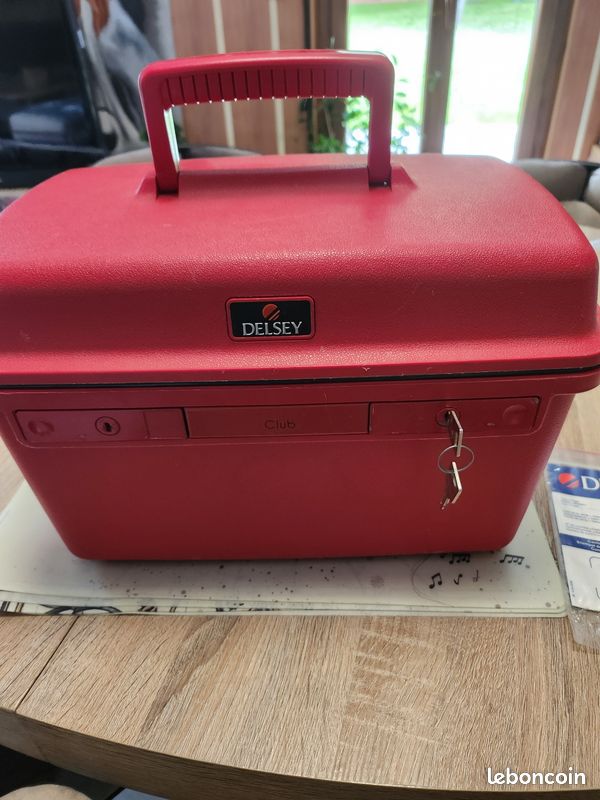 Vanity case (image 1)