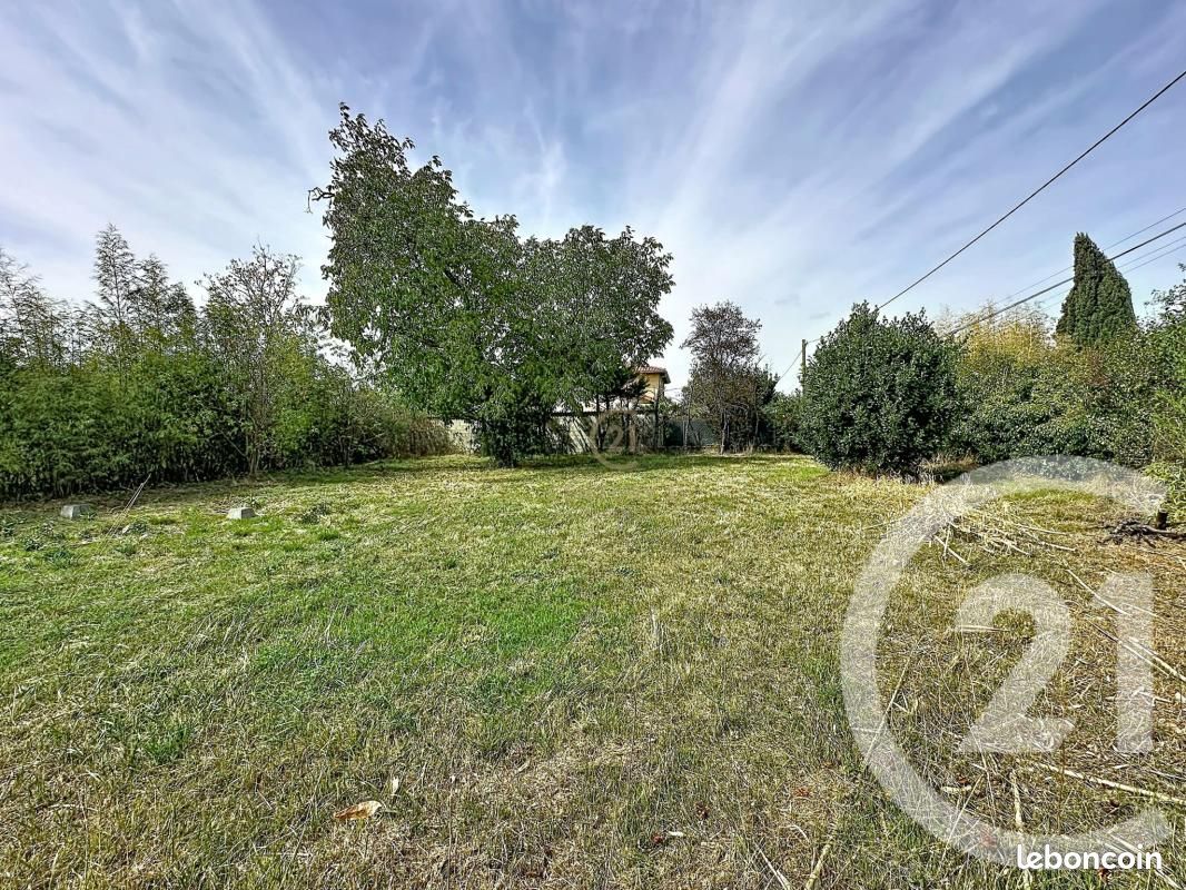 Terrain 822 m² · à Décines-Charpieu · 252 000 €