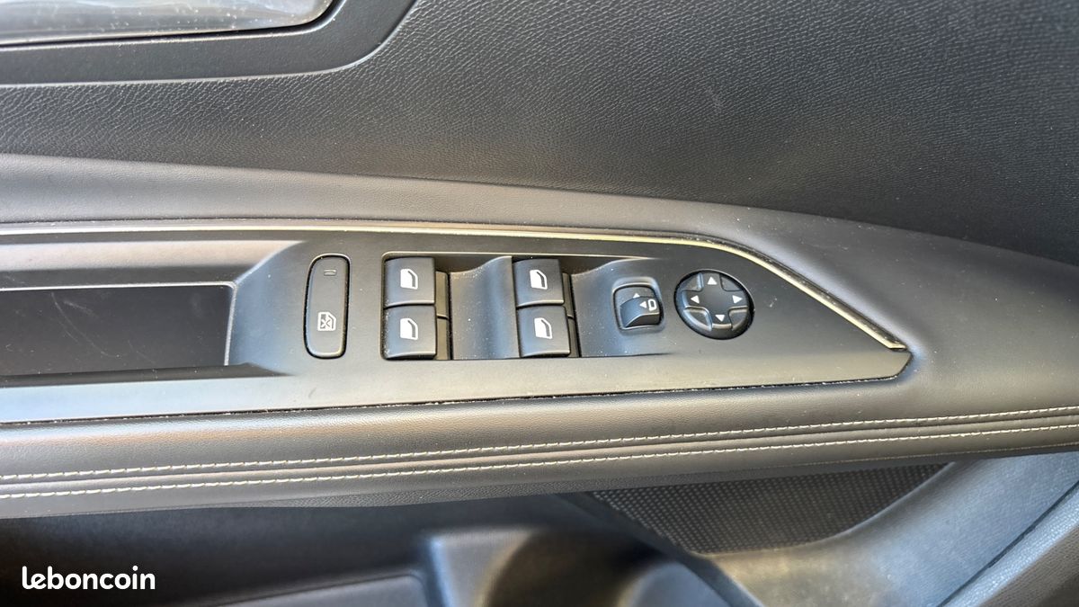 PEUGEOT 3008 1.2 PURETECH 130ch ALLURE EAT6 - Entretien complet * Carplay * Caméra * Grip Control (image 28)