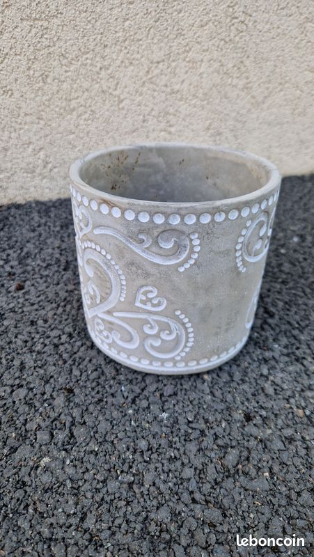 Cache pot (image 1)