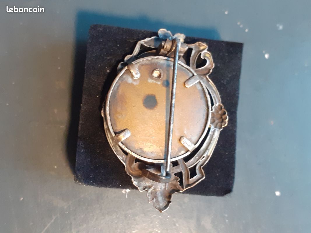 Broche ancienne dorée Forme nœud avec brillants et strass 4,5 X 5,2 cm - Montres & Bijoux