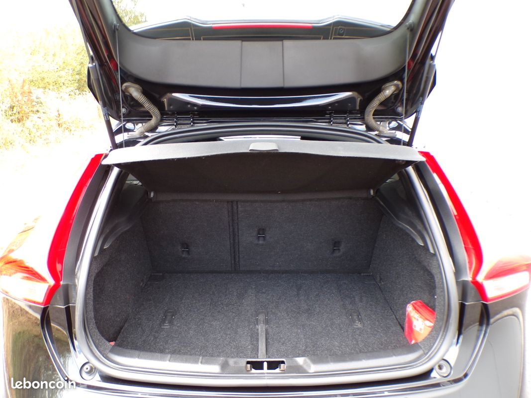 Volvo V40 CROSS COUNTRY D3 AdBlue 150 ch Geartronic 6 (image 17)