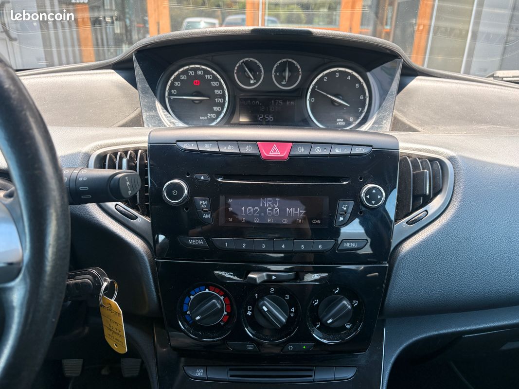 Lancia Ypsilon 1.2 8V 69ch Gold 5 p - Clim, Bluetooth (image 10)