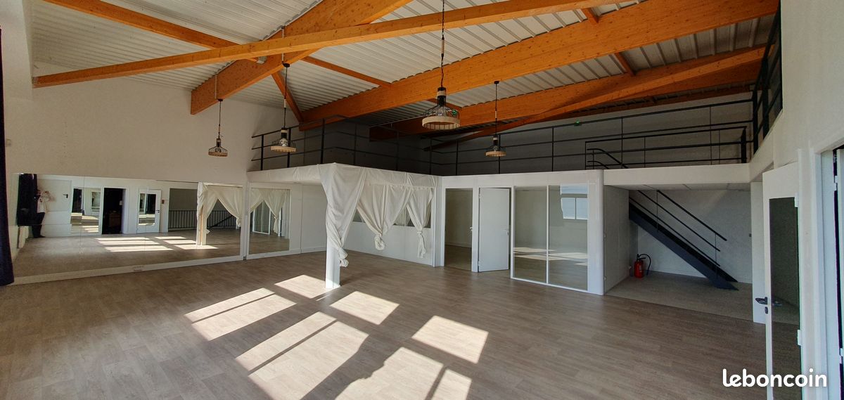 Local de bureaux 145m² + mezzanine + 5 parkings (image 1)