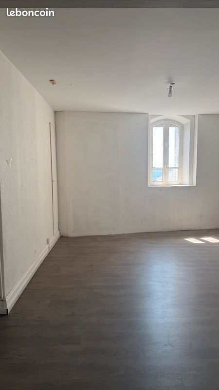 Appartement 3 pièces 90 m² · à Thiers · 90 m² · 460 €