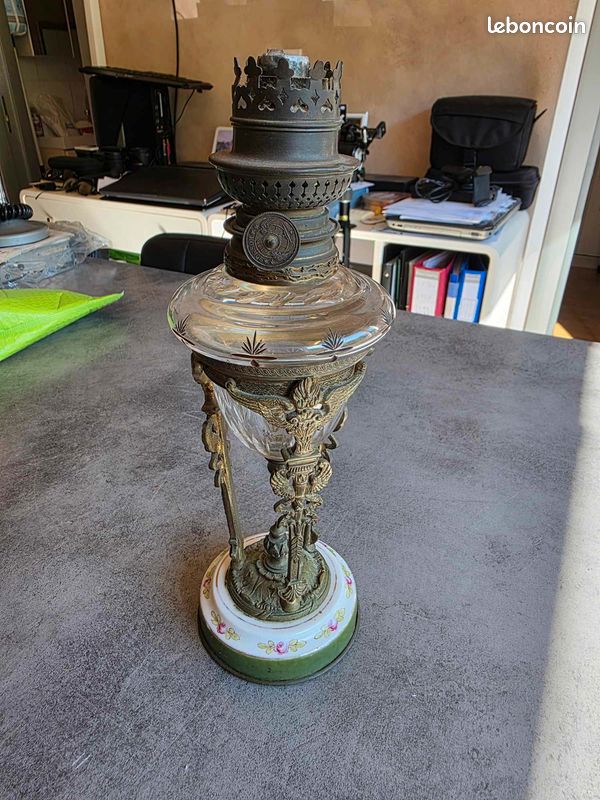 Troc Echange Ancien lampe a petrole en marbre. sur Troc Echange Ancien lampe a petrole en marbre. sur